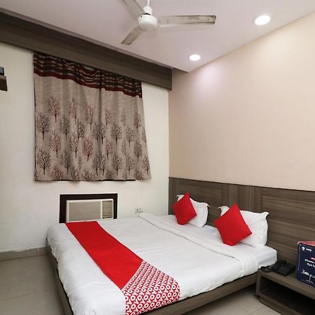 Oyo 18753 Hotel Glance Inn Yeni Delhi Dış mekan fotoğraf