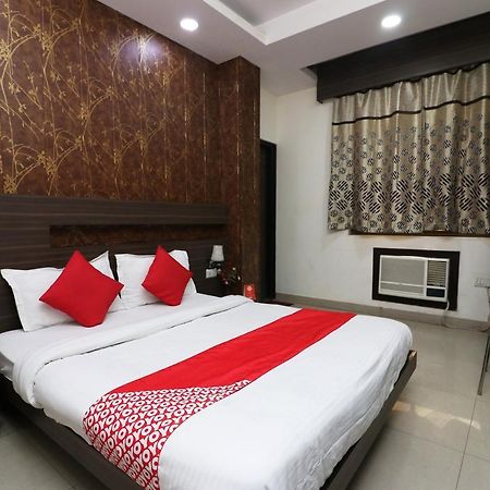 Oyo 18753 Hotel Glance Inn Yeni Delhi Dış mekan fotoğraf