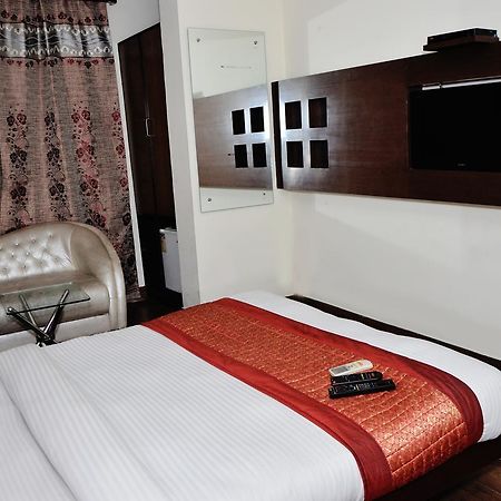 Oyo 18753 Hotel Glance Inn Yeni Delhi Dış mekan fotoğraf