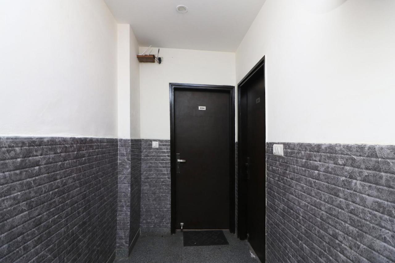 Oyo 18753 Hotel Glance Inn Yeni Delhi Dış mekan fotoğraf