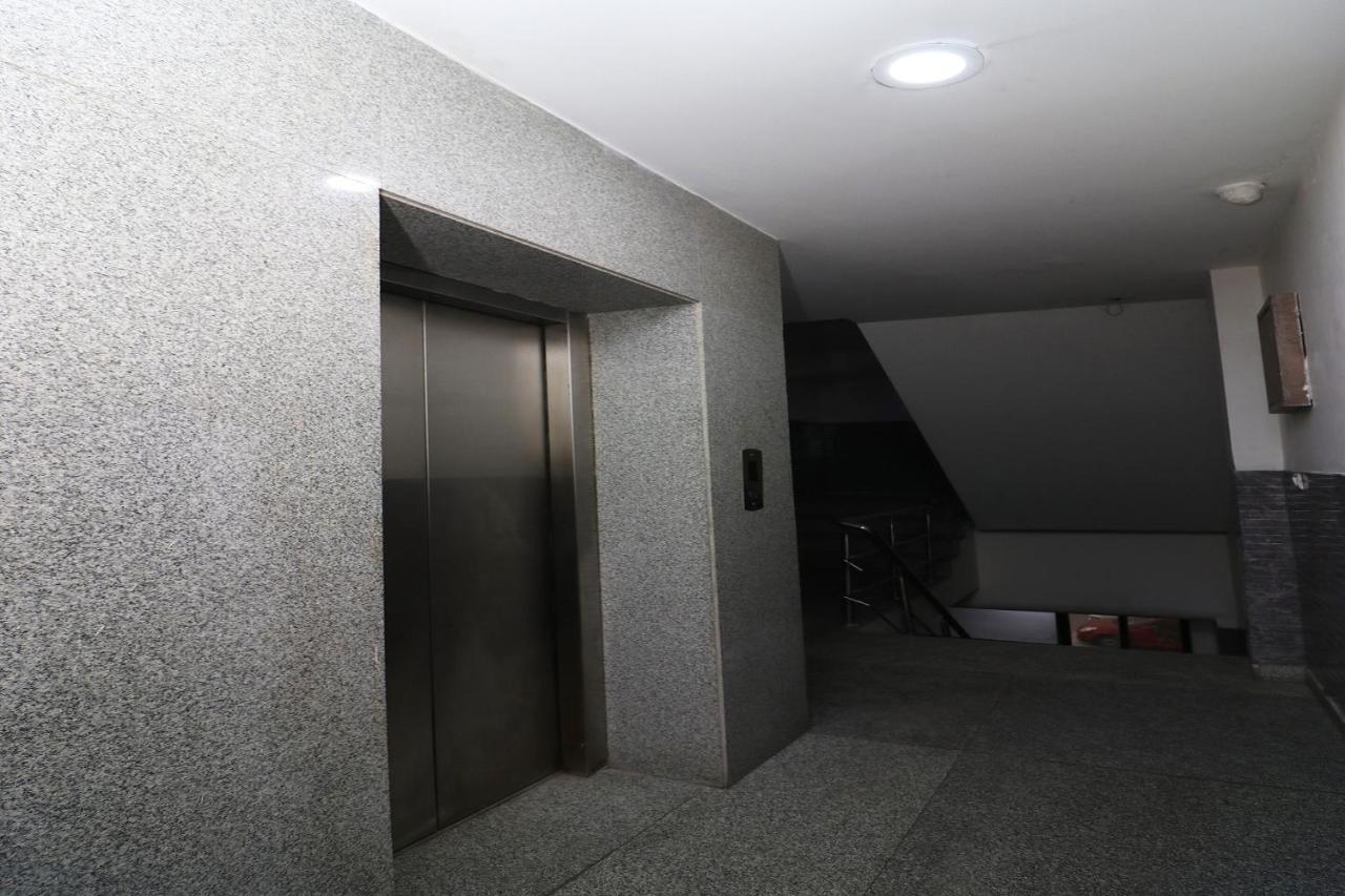 Oyo 18753 Hotel Glance Inn Yeni Delhi Dış mekan fotoğraf