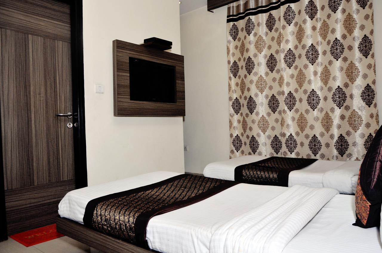 Oyo 18753 Hotel Glance Inn Yeni Delhi Dış mekan fotoğraf