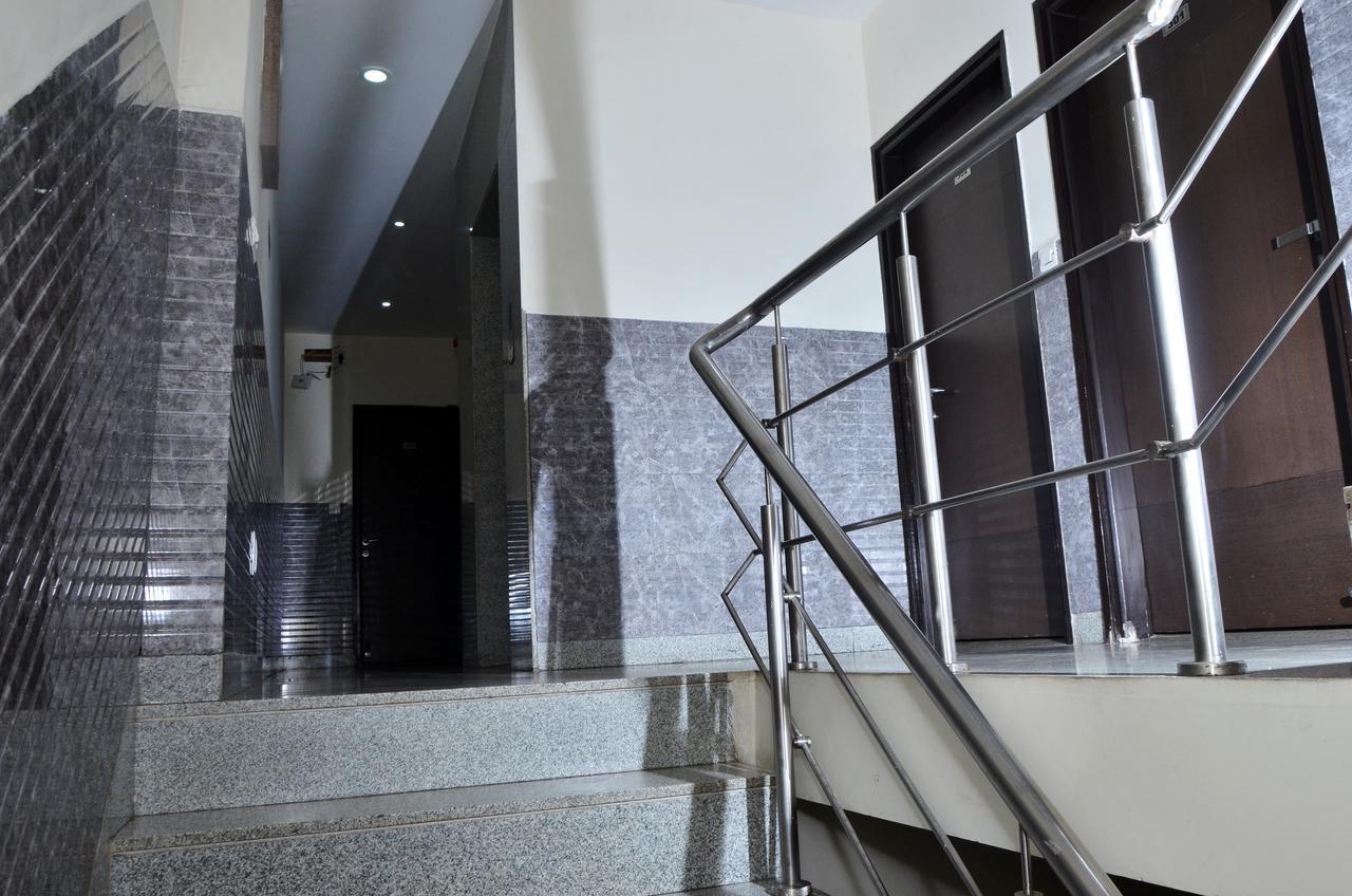 Oyo 18753 Hotel Glance Inn Yeni Delhi Dış mekan fotoğraf