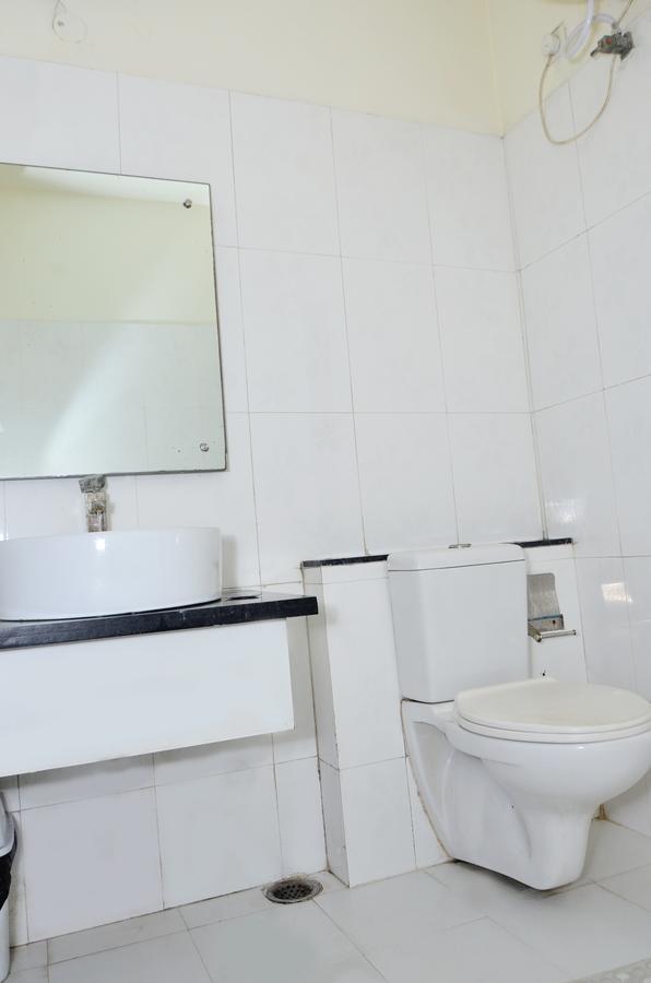 Oyo 18753 Hotel Glance Inn Yeni Delhi Dış mekan fotoğraf