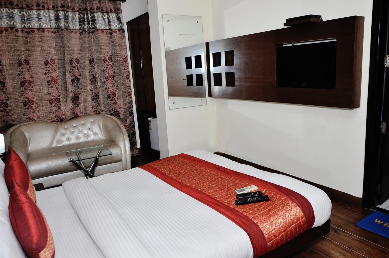 Oyo 18753 Hotel Glance Inn Yeni Delhi Dış mekan fotoğraf