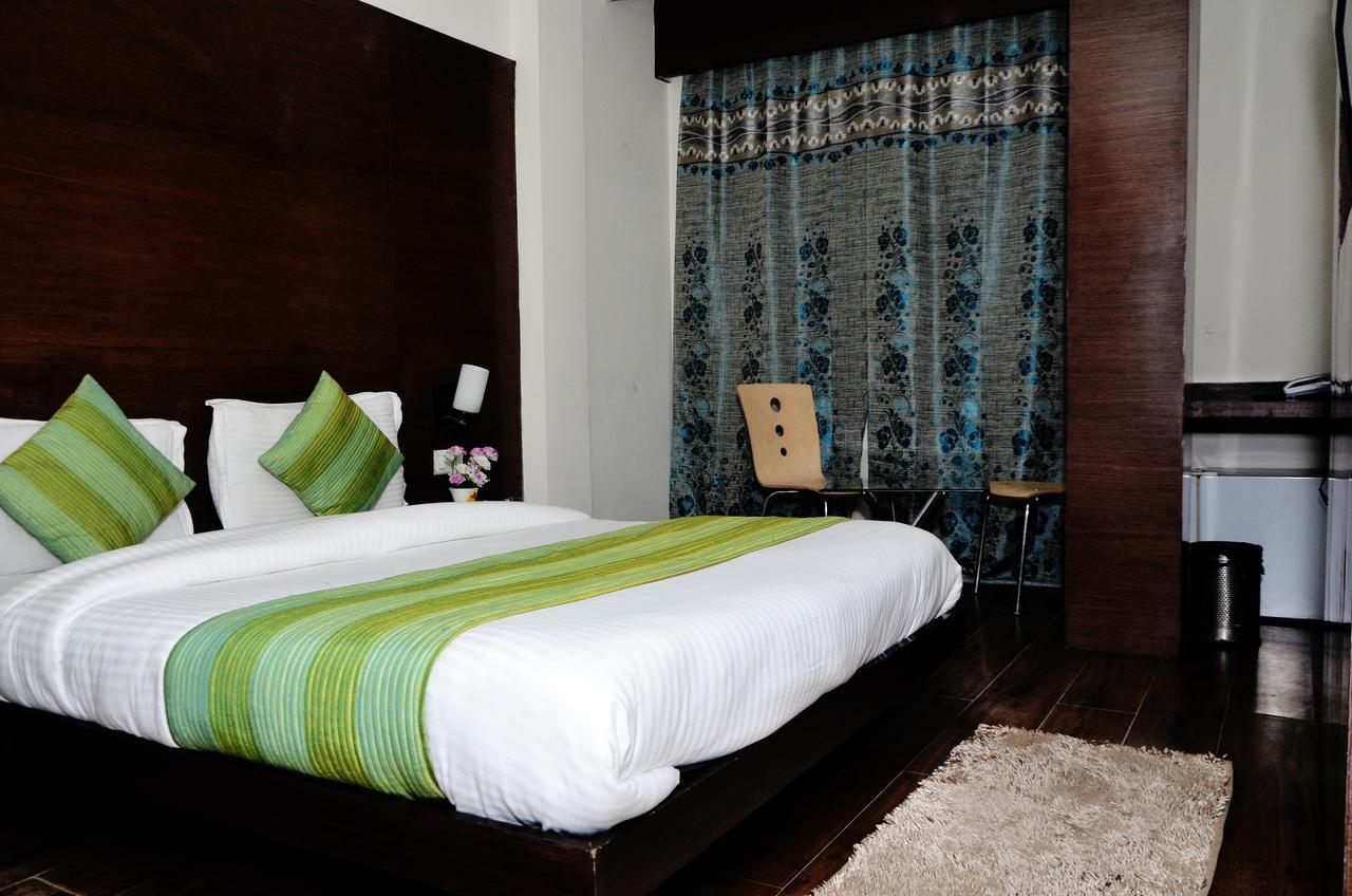 Oyo 18753 Hotel Glance Inn Yeni Delhi Dış mekan fotoğraf