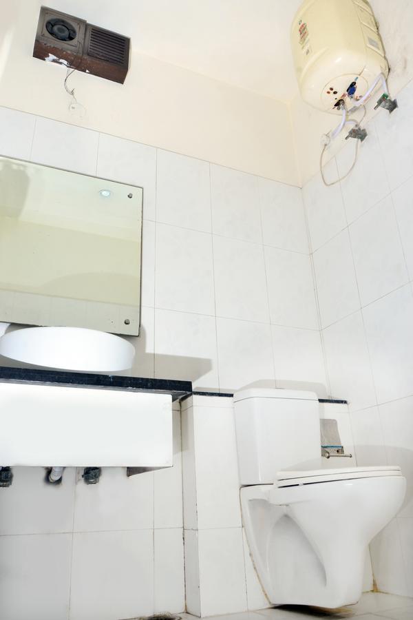 Oyo 18753 Hotel Glance Inn Yeni Delhi Dış mekan fotoğraf