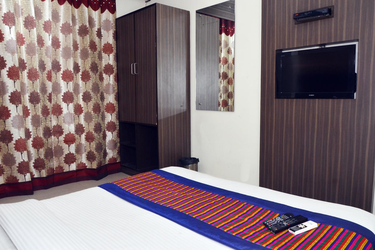 Oyo 18753 Hotel Glance Inn Yeni Delhi Dış mekan fotoğraf