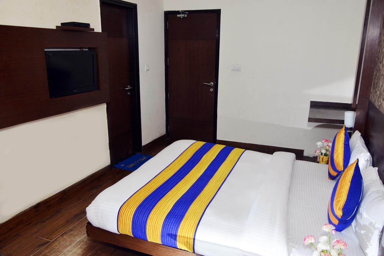 Oyo 18753 Hotel Glance Inn Yeni Delhi Dış mekan fotoğraf